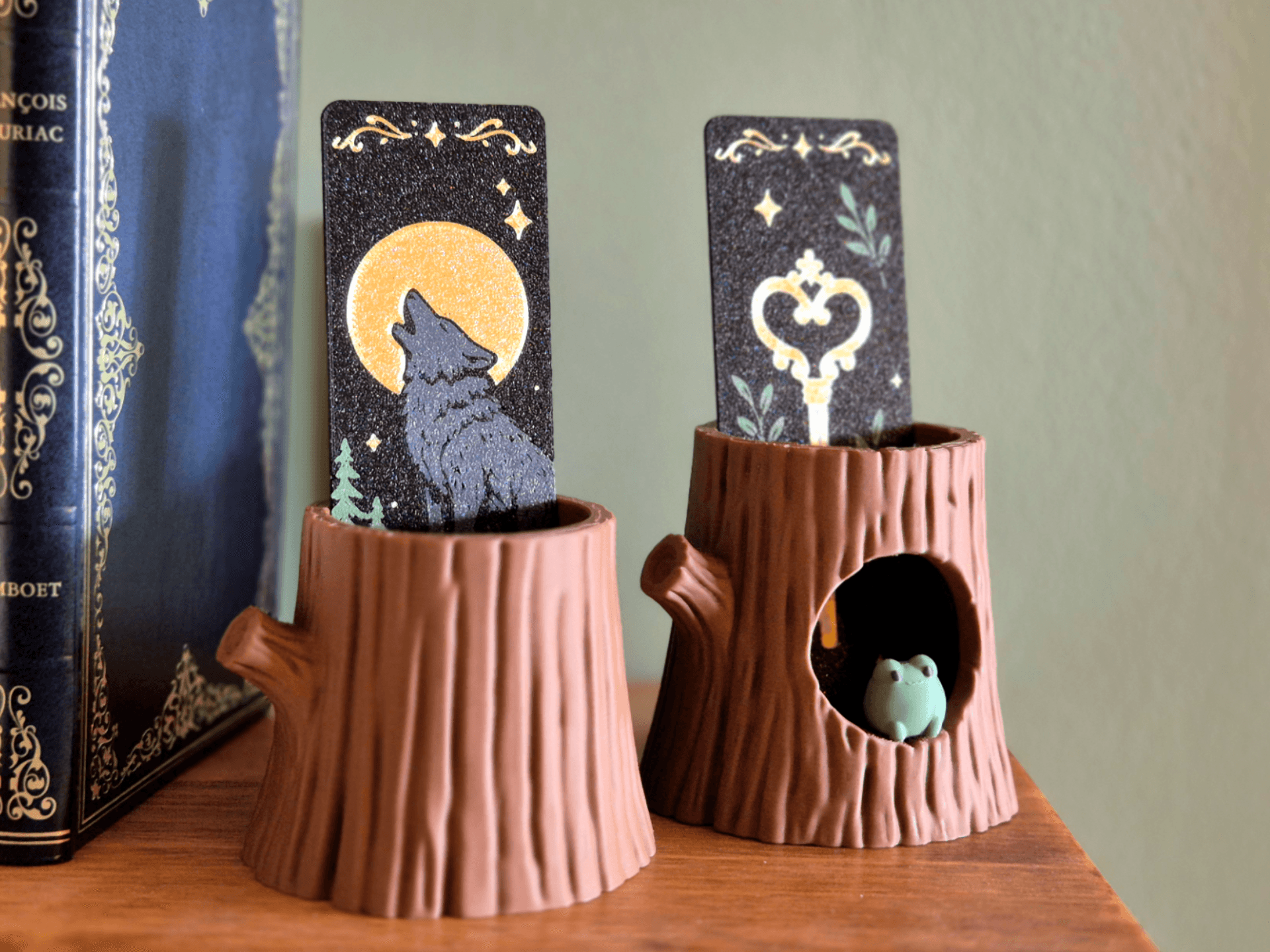Bookmark Holder Tree Stump — 3D printed model photographed in studio